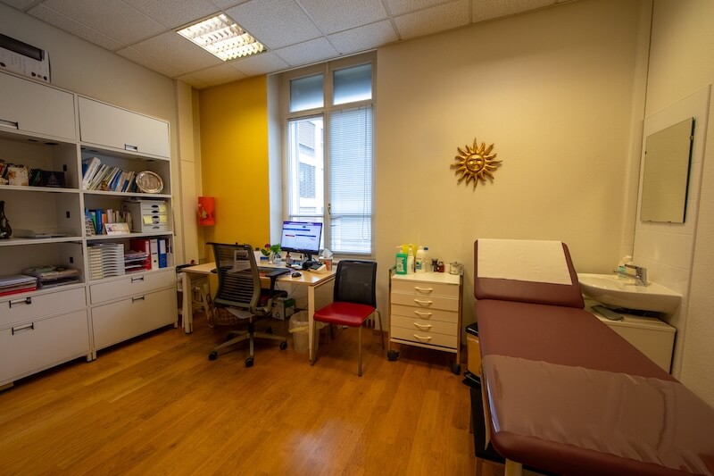 Salle d’examen équipée dans un cabinet médical à Genève