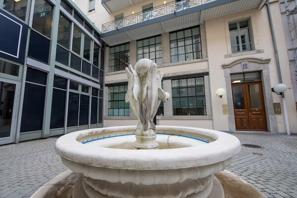 Cour intérieure avec fontaine du cabinet médical à Genève